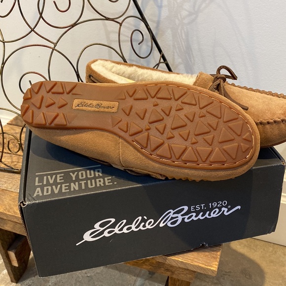 🆕 Eddie Bauer Women’s Shearling Moc Slippers - Picture 3 of 8